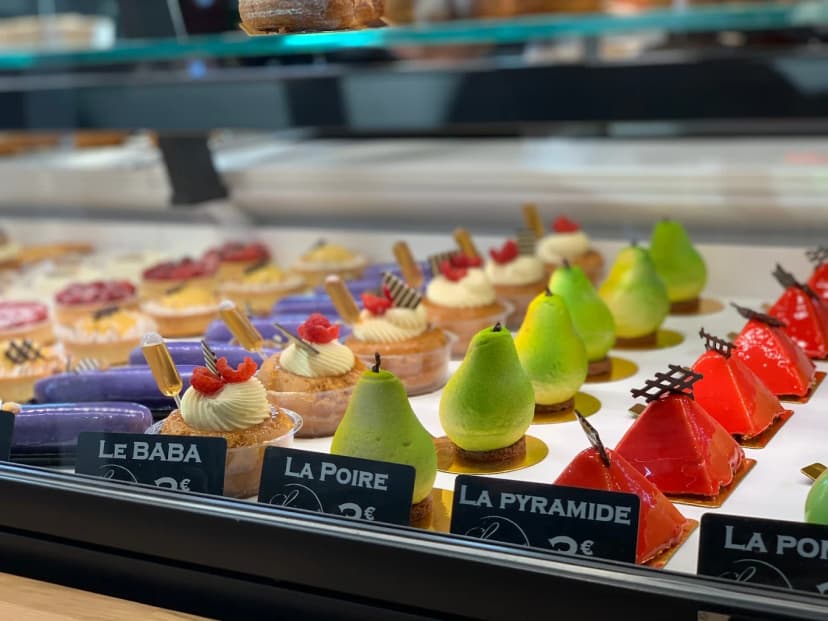 Vitrine de pâtisseries individuelles Maison Leny - Le Baba, La Poire en trompe-l'œil, La Pyramide aux fruits rouges et entremets