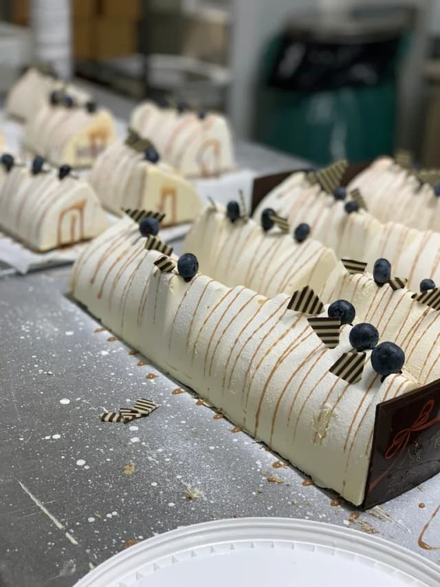 Bûches pâtissières au chocolat blanc, caramel et myrtilles - atelier Maison Leny