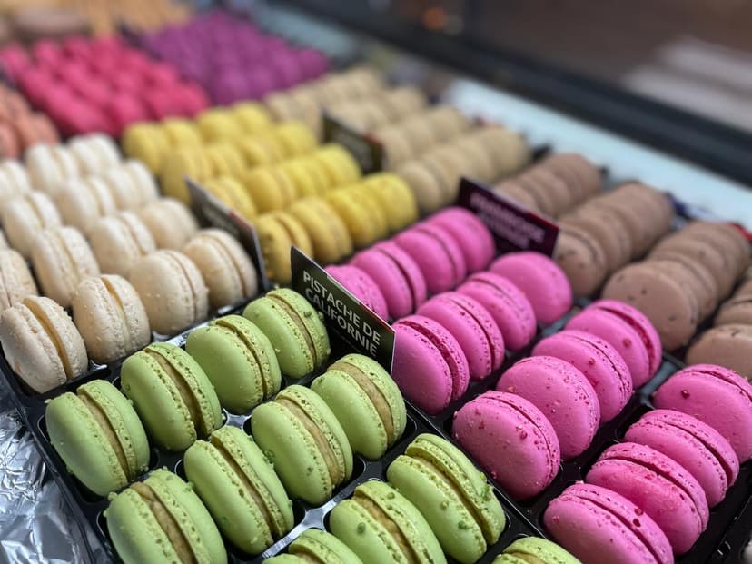 Macarons artisanaux multicolores - pistache de Californie, framboise, vanille et chocolat, Maison Leny