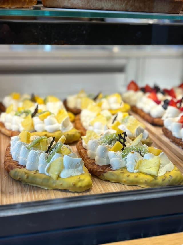 Tartes individuelles aux fruits exotiques - kiwi, mangue, ananas et fruits rouges, pâtisseries de saison Maison Leny