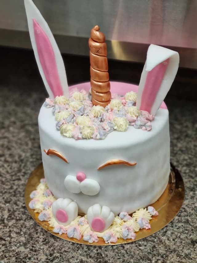 Gâteau d'anniversaire sur commande - création licorne en pâte à sucre par Maison Leny