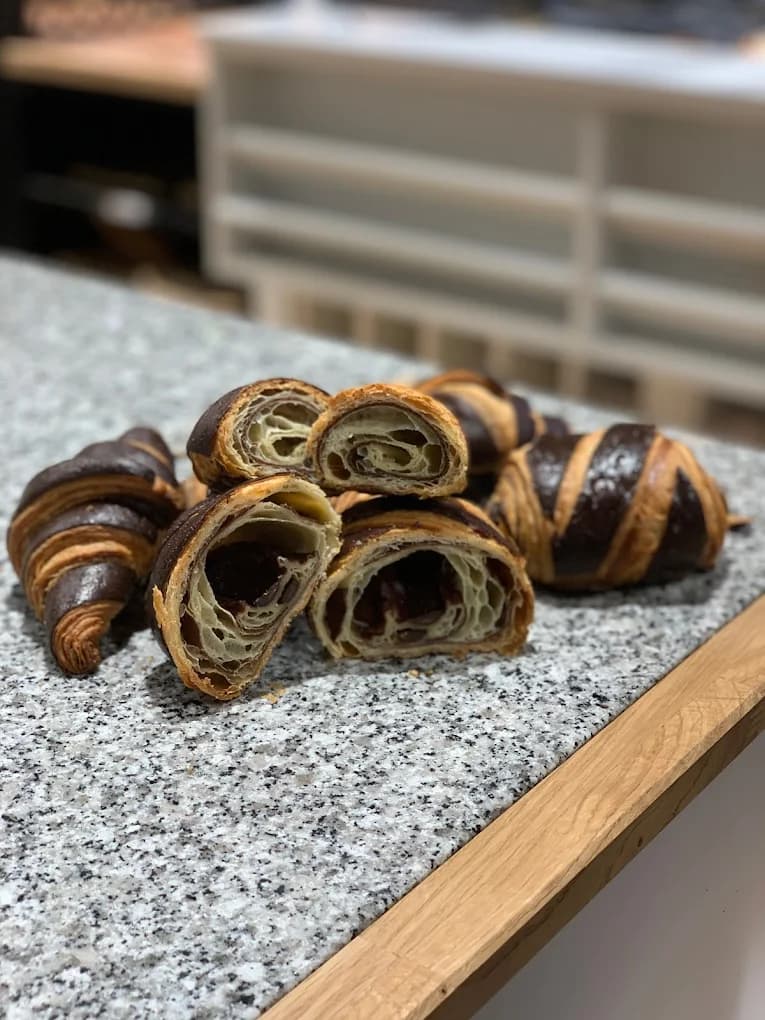 Viennoiseries pur beurre - croissants, chocolatines et sacristins de Maison Leny